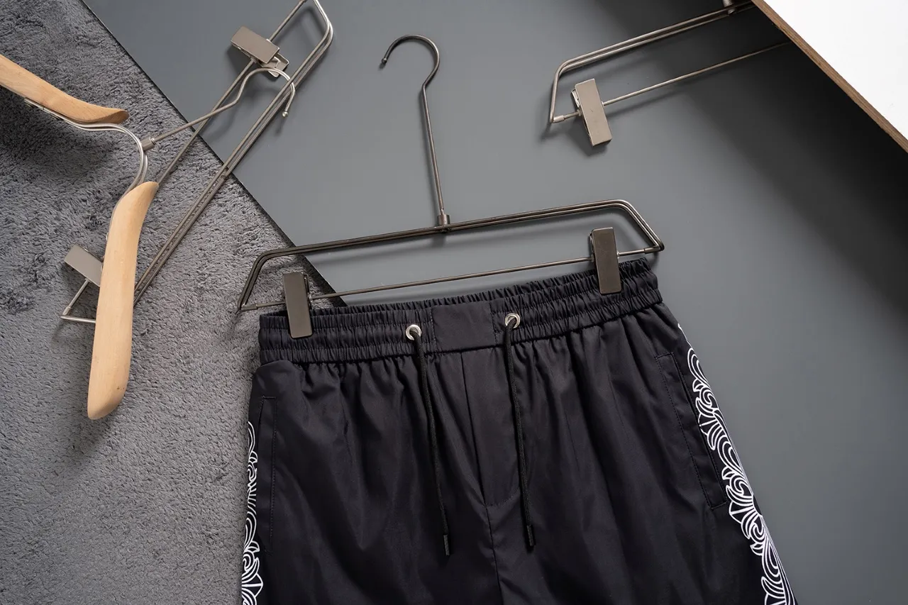 🅿️130 #V2410 [Replenishment all year round] 𝐂𝐡𝐫𝐨𝐦𝐞 𝐡𝐞𝐚𝐫𝐭𝐬 Croix heart new summer beach pants LV classic printed quick-drying three-quarter pants, same style for men and women, the fabric is made of polyester fiber for customers, stain-resistant and wrinkle-resistant, the most suitable material for summer outings It is guaranteed to be cool and comfortable enough at the same time. It is super stylish when you wear it casually. You can clearly see the texture and other things by looking at the photos. It is not an ordinary market material that can seduce a person who wants to go on vacation in minutes. Pockets on both sides. Drawstring at the waist. Very practical design, with impeccable workmanship, details and fit. Can be worn as casual pants or beach pants. A must-have for beach vacations, home leisure, gym equipment, morning running and night running. Practicality takes into account functionality. Color: Black White Size: M-XXXL